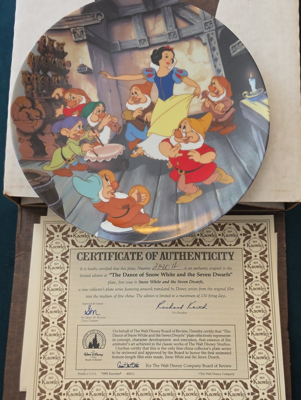 Knowles White Collector's Plate – Snow White & The Seven Dwarfs - Bradford